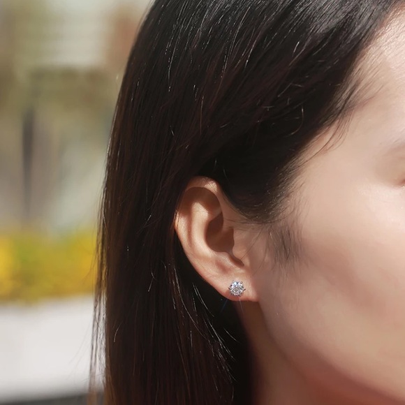 🌟 Luxury Sterling Silver Simulated Stud Earrings - Picture 3 of 3